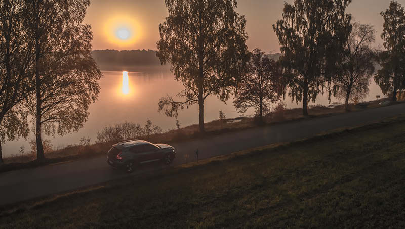 Bil kör i soluppgång