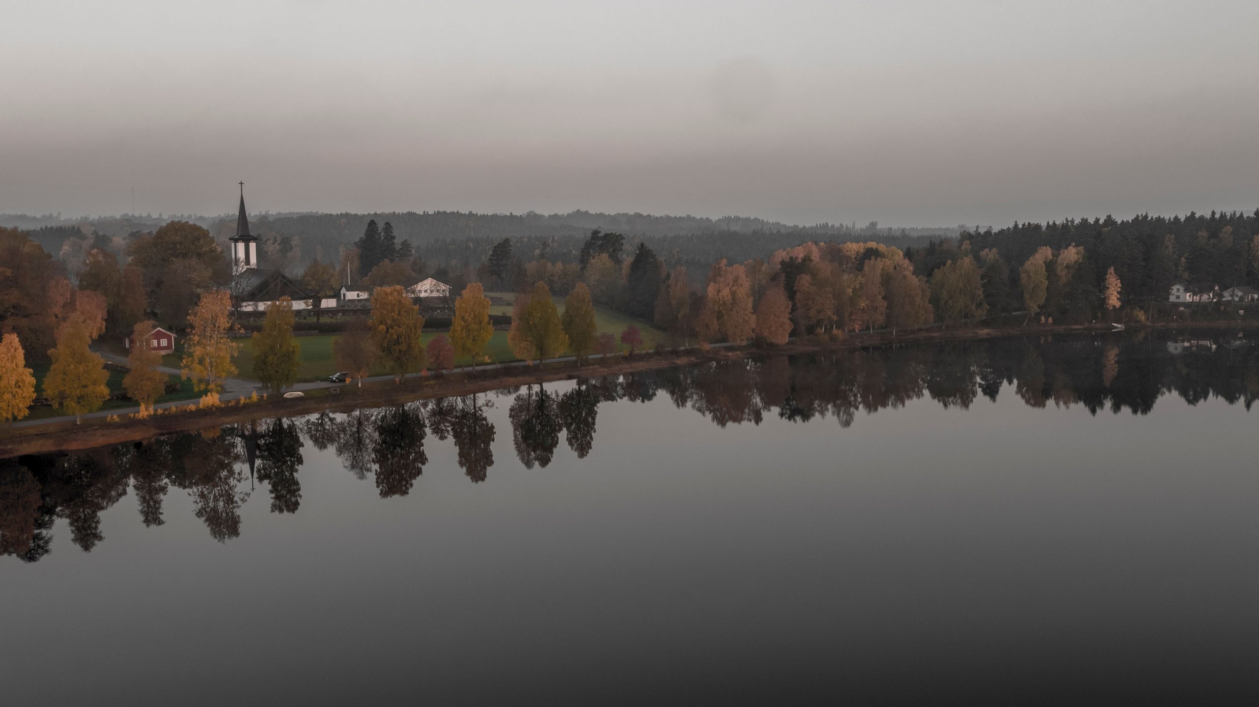 Bild på sjö och skog i Dalstorp